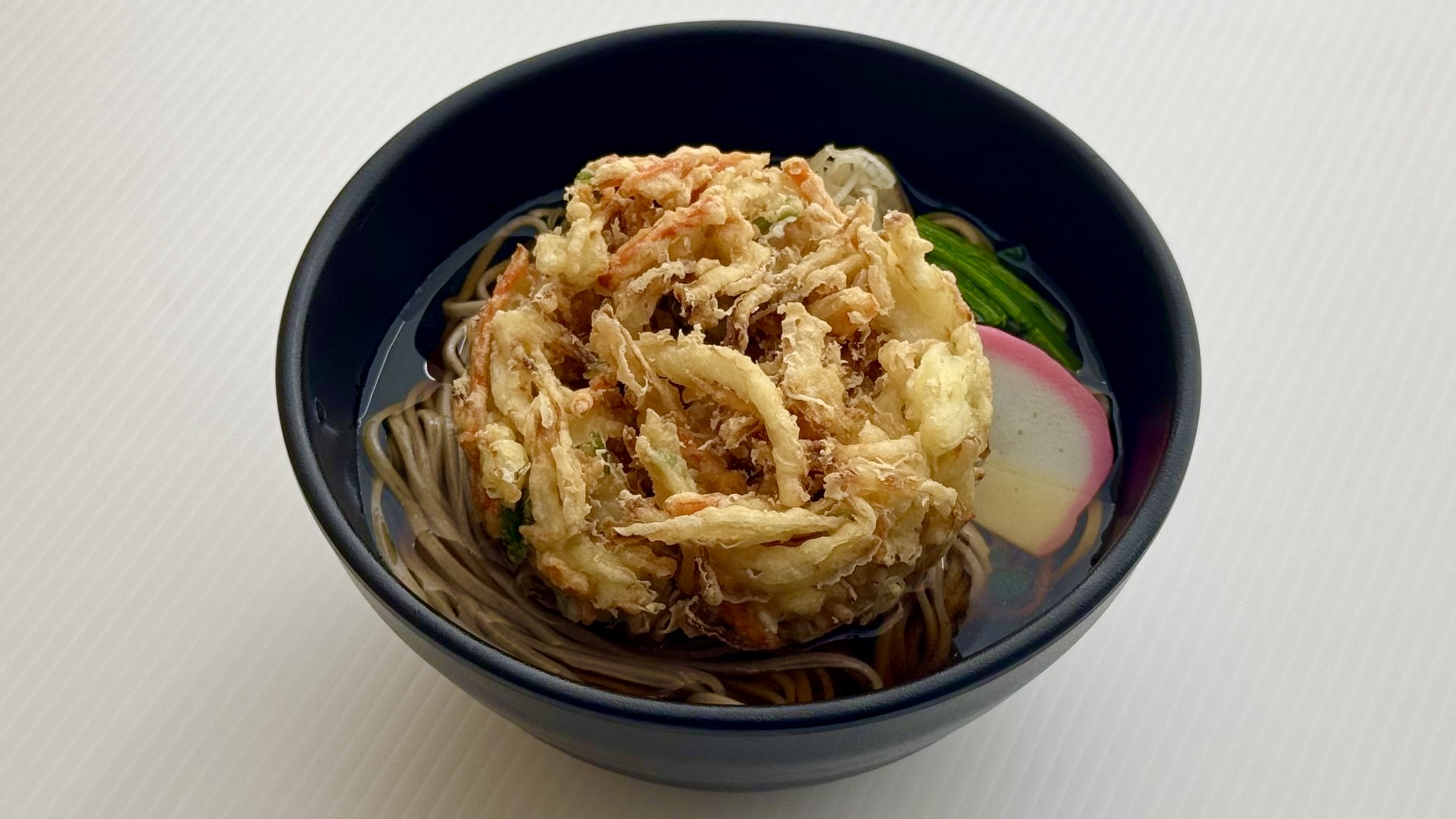 大きな野菜かき揚げそばの画像